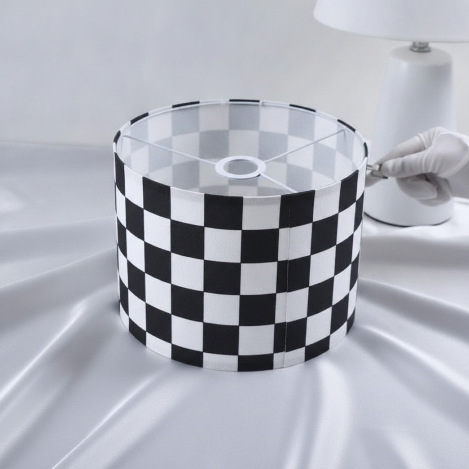 Abat-Jour Design Damier : Tissu Géométrique pour Luminaire Cylindrique